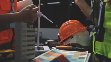 Fabrikadaki planlar ve güvenlik ekipmanlarıyla çalışan işçi mühendisi