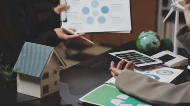 İş ekibi birlikte çalışıyor ve toplantıda pazarlama stratejisini tartışıyor.