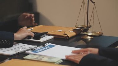 İş adamları para sayıyor.