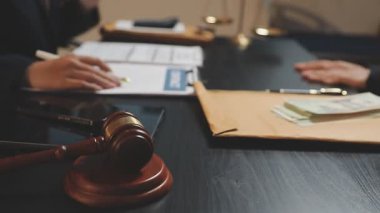 Yargıç tokmak, yargıç ve hukuk kitabı. Hukuk, hukuk adalet kavramı.