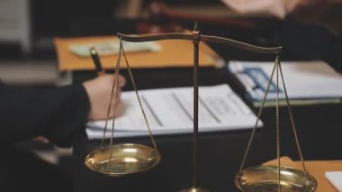 Hukuk, adalet, adalet, hukuk kavramı, hakim tokmağı ve adalet ölçeği mahkeme salonunda