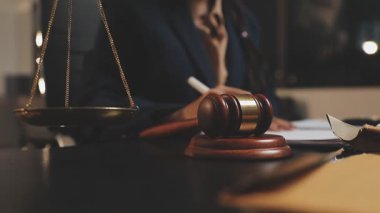 Yargıç Tokmak ve avukat ofiste çalışıyor.