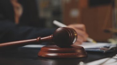 Hukuk kavramı. Yargıç Gavin ofisteki masada..