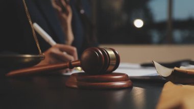 Hukuk ve adalet kavramı. Yargıç Tokmak ve Yargıç Tokmak masada.