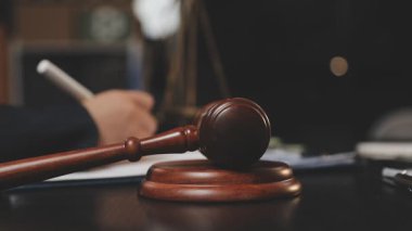 Hukuk ve adalet kavramı imajı. Yargıç vel ve Yargıç tokmağı tahta masa arkasında..