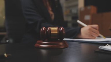 Hakim tokmak ve avukat arka plan, hukuk konsepti