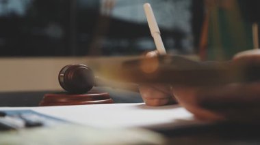 Hukuk ve adalet kavramı, yargıç tokmaklı bir mahkeme salonunda çalışıyor..