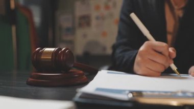 Ofiste çalışan avukat, yasal belgeler ve hukuk firması.