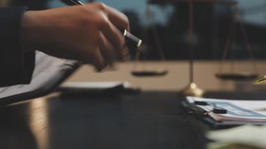 İşadamlarının elleri kalemle belge imzalıyor