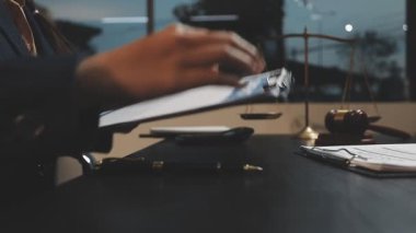 İş adamları finansal grafikleri ve grafikleri tartışıyor