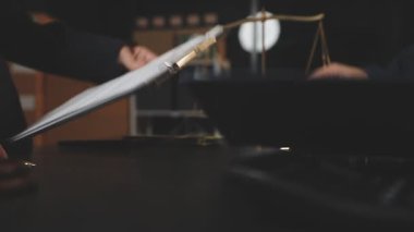 İş adamları ofiste toplanıyor.