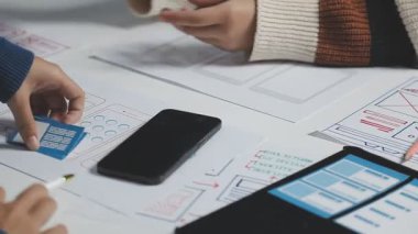 Tablet kullanan tasarımcı kadın