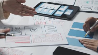 İş adamı işyerinde dijital tablet kullanıyor