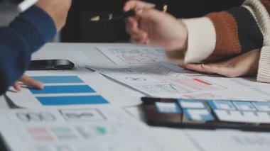 yakın plan - ofiste çalışan kadın mimarın resmi.