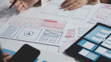 Çalışmak için tablet kullanan tasarımcı