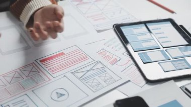 Elinde tablet ve akıllı telefon tutan bir iş adamı.