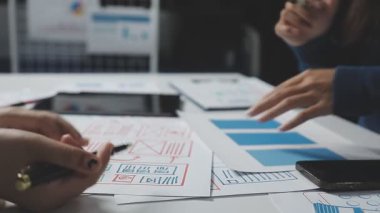 İş adamları finansal veriler ve rapor grafiği üzerinde tartışıyorlar. Takım çalışması çalışma konsepti.