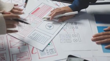 İş ekibi proje üzerinde birlikte çalışıyor.