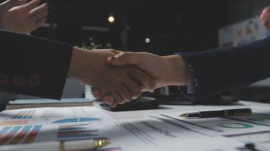 İş adamları anlaşmayı bitirdikten sonra el sıkışıyor.