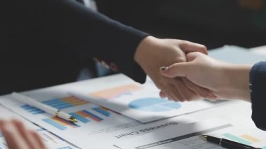 Toplantı odasında tokalaşan iş adamlarını kapatın. Başarı konsepti