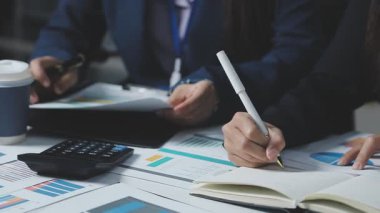 İş adamları modern ofiste tartışıyor ve çalışıyor