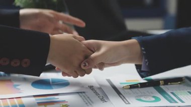 İş adamlarının ofiste buluşması, takım çalışması konsepti, orijinal fotoset