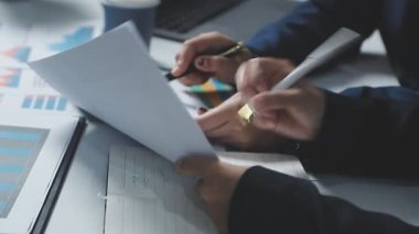 Genç bayan ofiste çalışıyor.