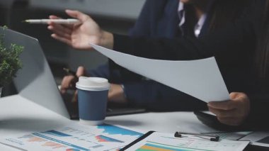 Ofiste otururken, iş kadınının hesap makinesi kullandığı görüntüyü kapat. finansal iş, finans ve muhasebe kavramı.