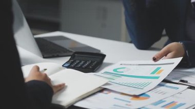 İş adamları ofiste toplanıyor.