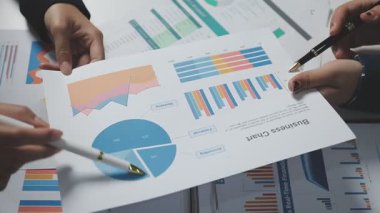 Tabletteki mali tabloları analiz eden iş adamı