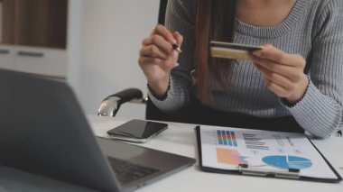 kadın evde alışveriş online