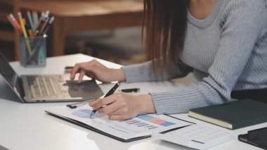 Kadın defter üzerinde yazma