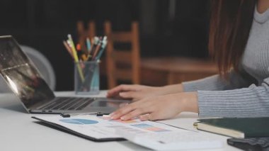 Genç iş kadını ofiste çalışıyor..