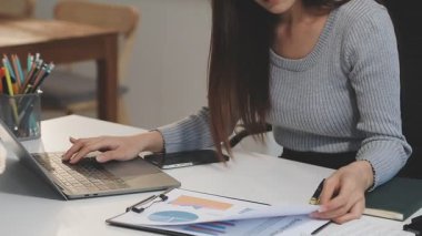 Modern ofisinde çalışan genç iş kadını.