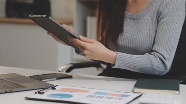 İşkadını tablet ile çalışma