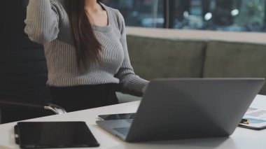 Siyah bir ofiste genç bir kadın.