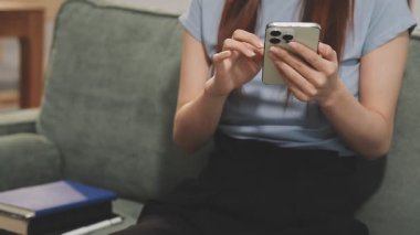 bir akıllı telefon kullanan genç kadın