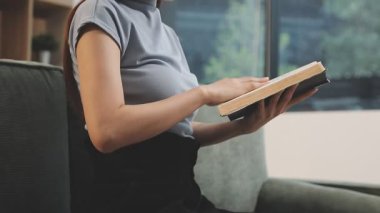 bir kafede genç kız