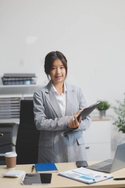 Gülümseme portresi. Güzel iş kadını. Çalışan ofis masası bilgisayarı. Küçük işletmeler çalışanlarının serbest çalışanları Asyalı tasarımcıları pazarlamaya başladı.