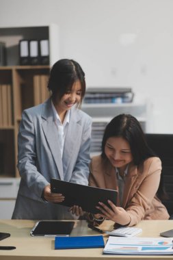 İşçiler bunları şirket konferansında tartışıyor.