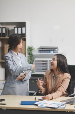 İşçiler bunları şirket konferansında tartışıyor.