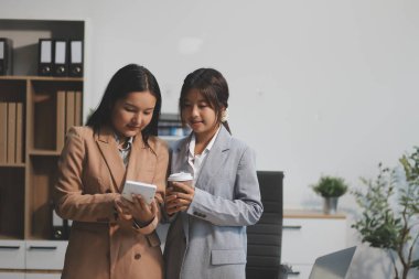 İşçiler bunları şirket konferansında tartışıyor.