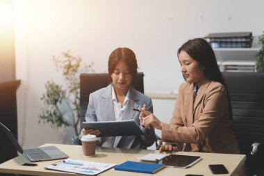 İşçiler bunları şirket konferansında tartışıyor.