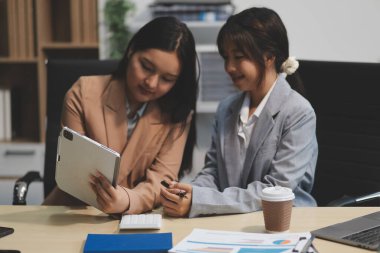 İşçiler bunları şirket konferansında tartışıyor.