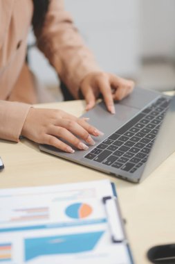 İş belgeleri işadamı yasal belge gözden geçirme belgeleri veya analiz raporları, vergi belgeleri, muhasebe belgeleri, veri sözleşmeleri, ofis ortağı anlaşmaları hazırlayın.