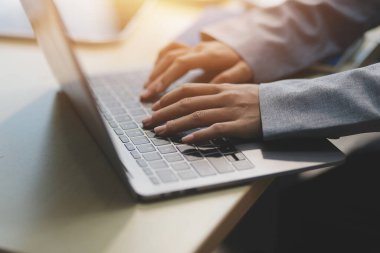 İş Belgeleri, Denetçi iş kadını arama belgesini kontrol ediyor yasal evrak hazırlıyor veya analiz için rapor hazırlıyor Vergi zamanı, muhasebeci Belgeleri iş yerindeki veri ortaklığı anlaşması anlaşması anlaşması anlaşması