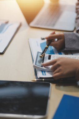 İşçiler bunları şirket konferansında tartışıyor.