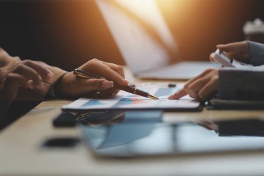 İşçiler bunları şirket konferansında tartışıyor.