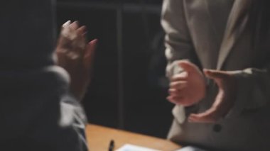 İş ortakları ellerini uzatıyor.