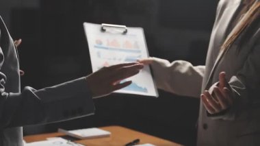 İş adamları toplantı odasında tartışıyor.